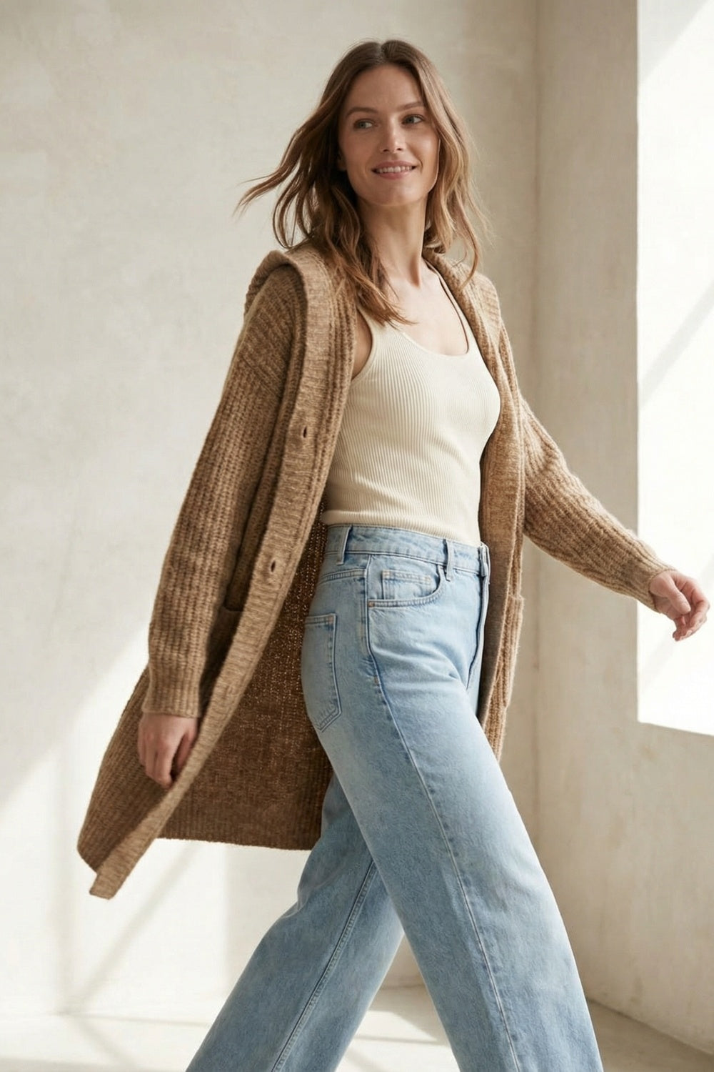 Long cardigan côtelé avec poches et capuche en camel