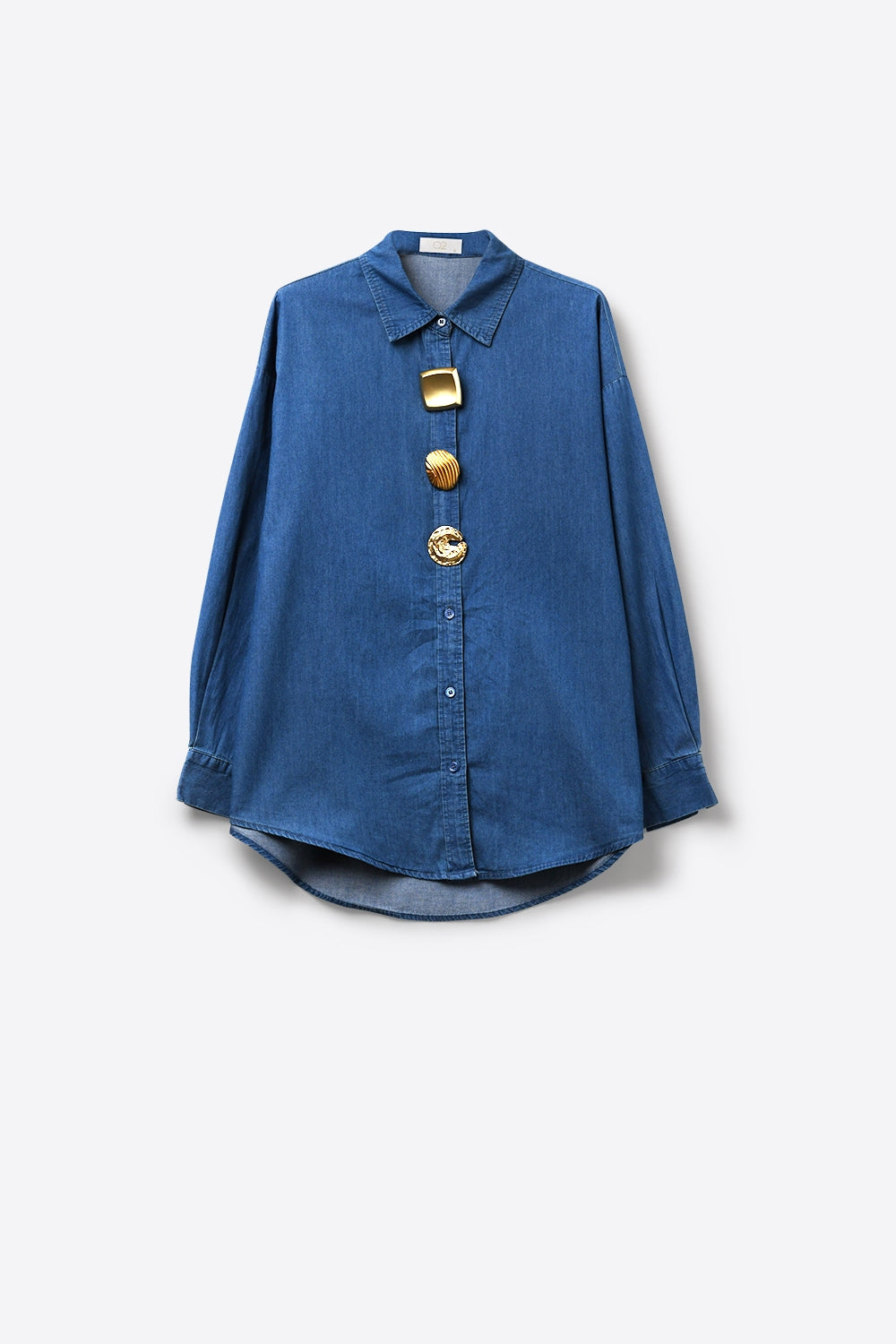 Chemise en denim bleu oversize avec boutons dorés à message