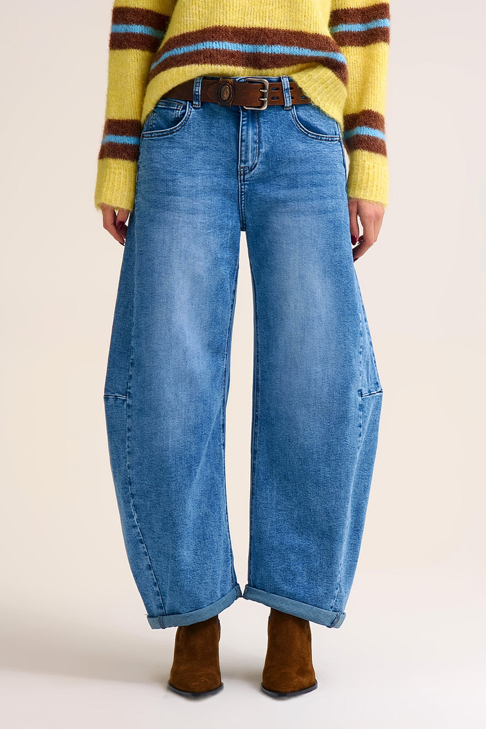 Jeans en denim bleu Barrel à jambe large en délavage léger