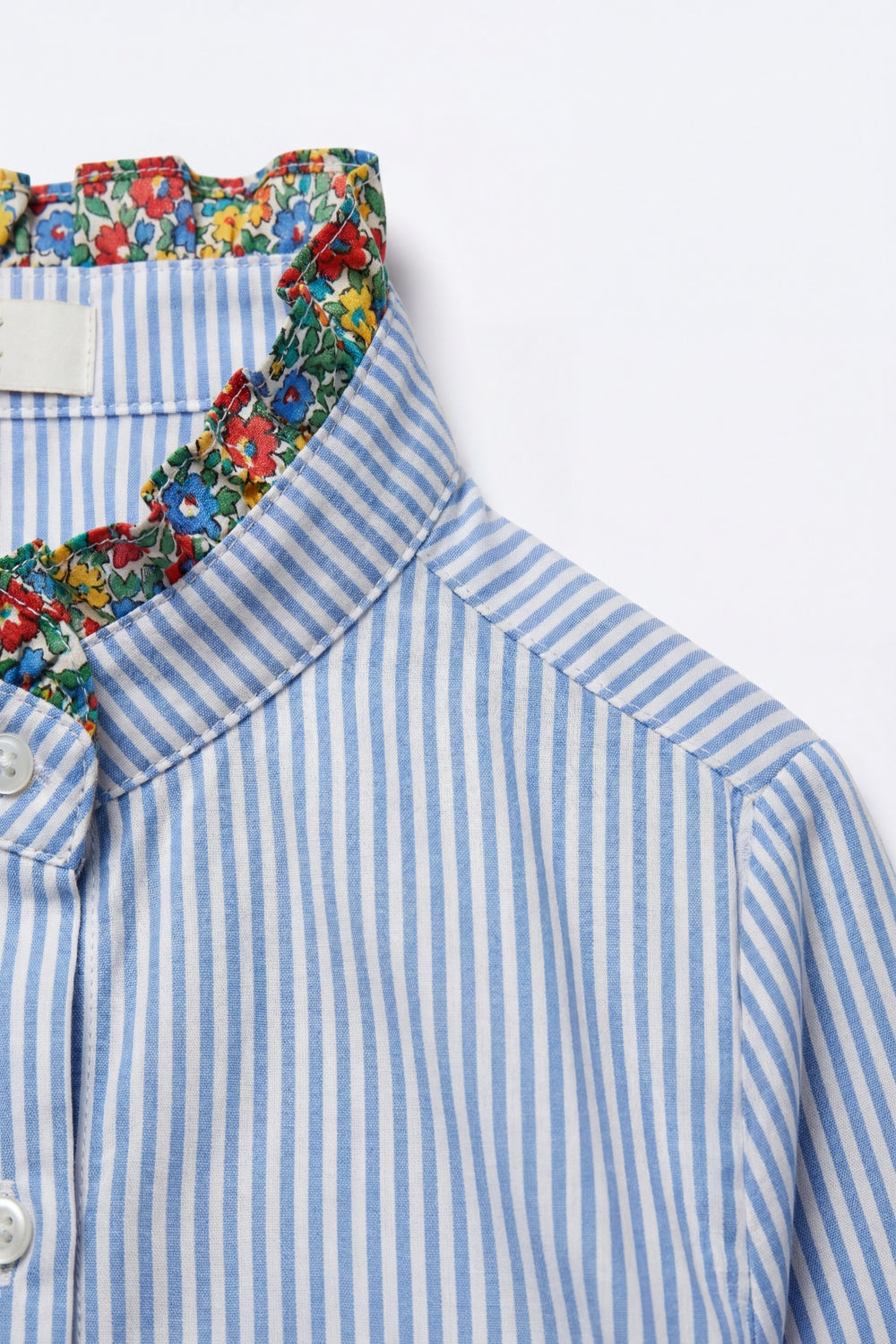 Chemise boutonnée rayée bleu clair avec bordure florale