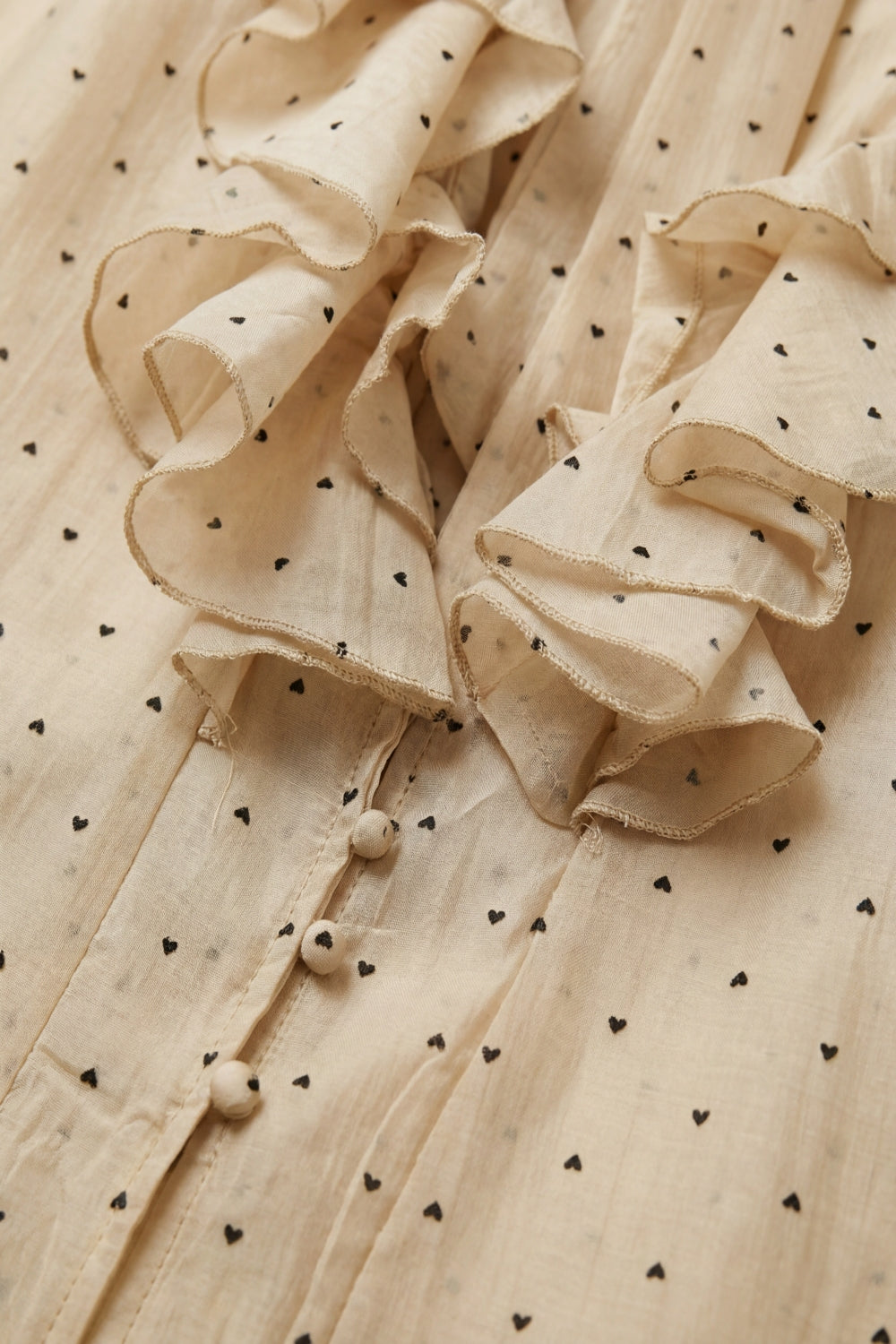 Blouse beige à pois à volants avec col à nouer