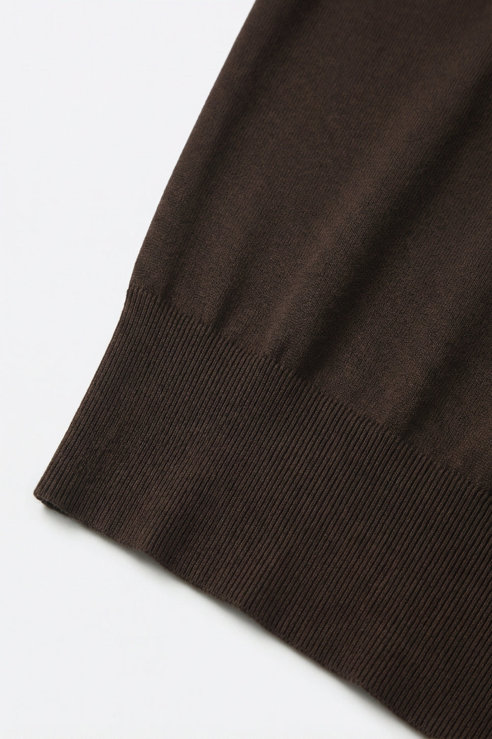 Pull léger en maille avec large bande côtelée à la taille en marron