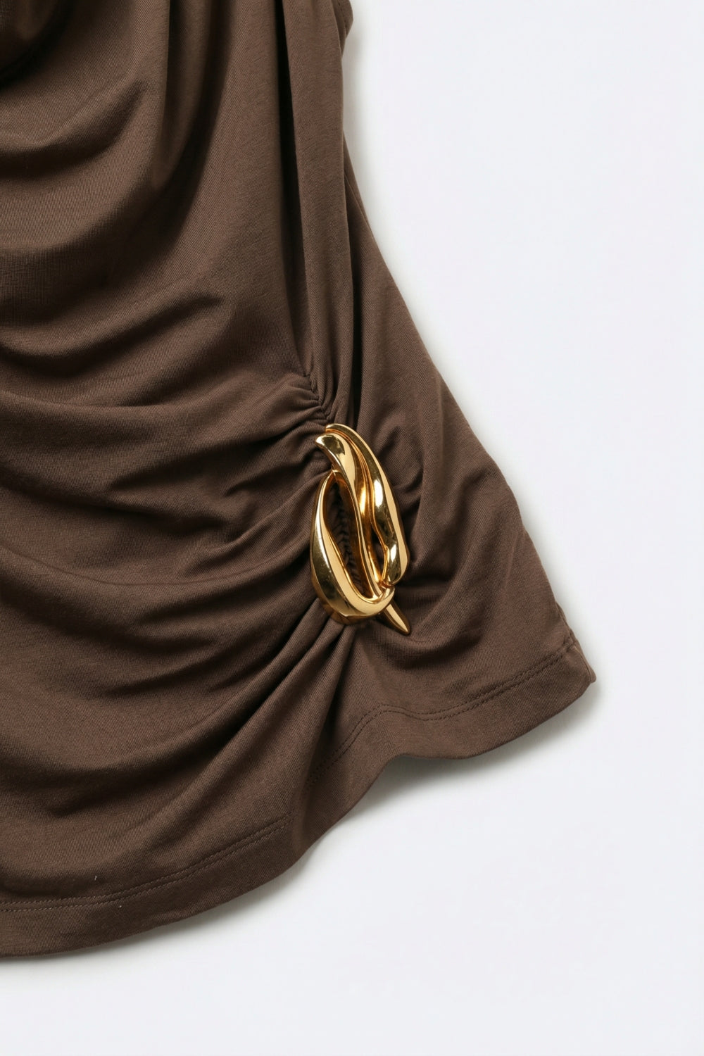 Top sans manches marron drapé avec décor en métal doré
