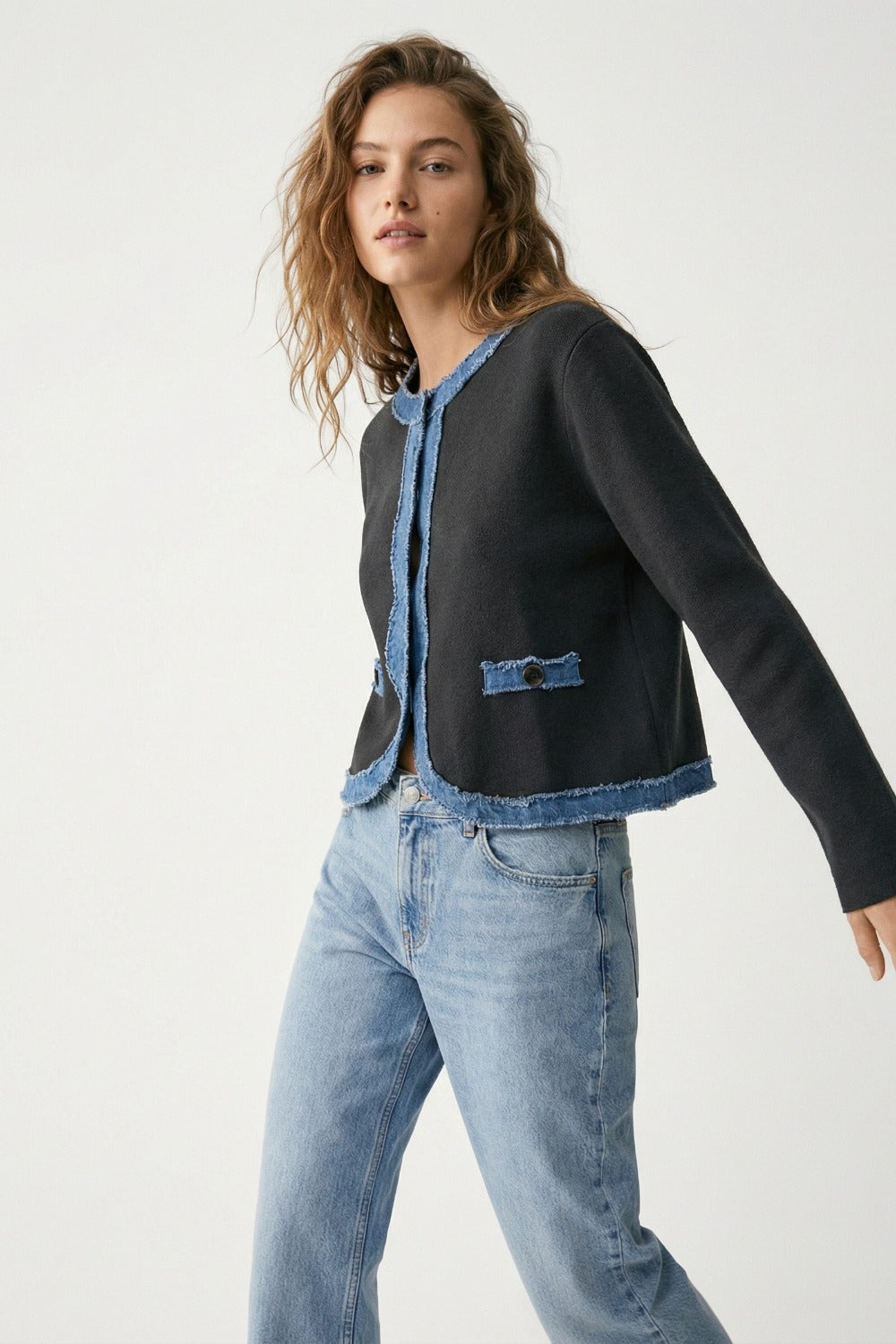 Cardigan noir en maille avec bordures en denim