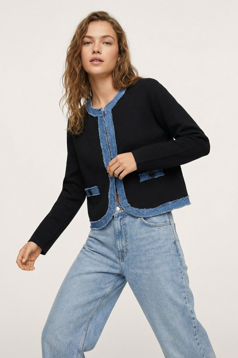 Cardigan noir en maille avec bordures en denim