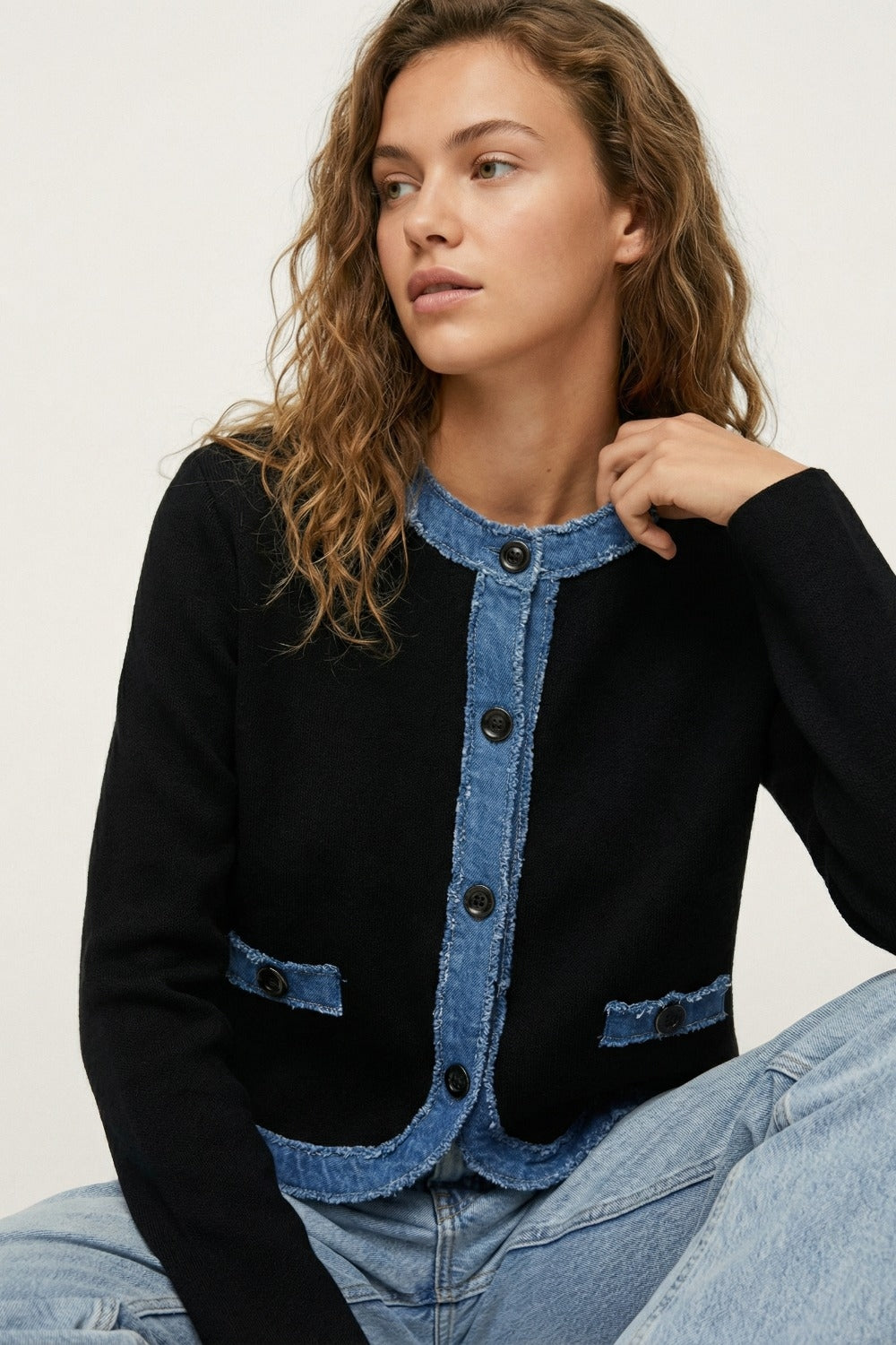 Cardigan noir en maille avec bordures en denim