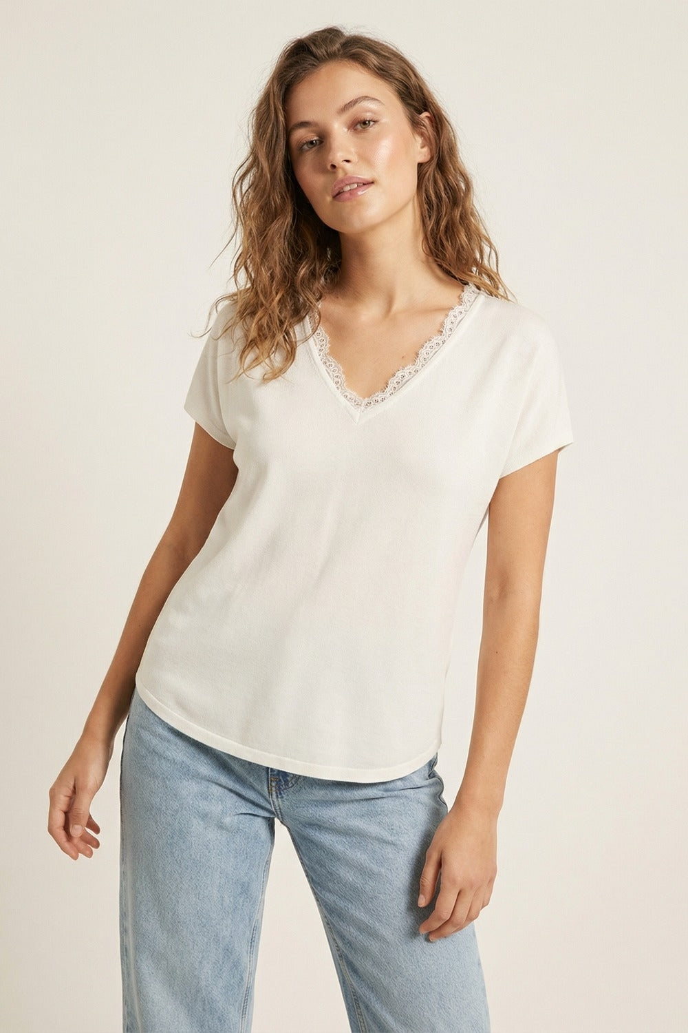 Pull en maille fine et douce avec col en V et bordures en dentelle en blanc