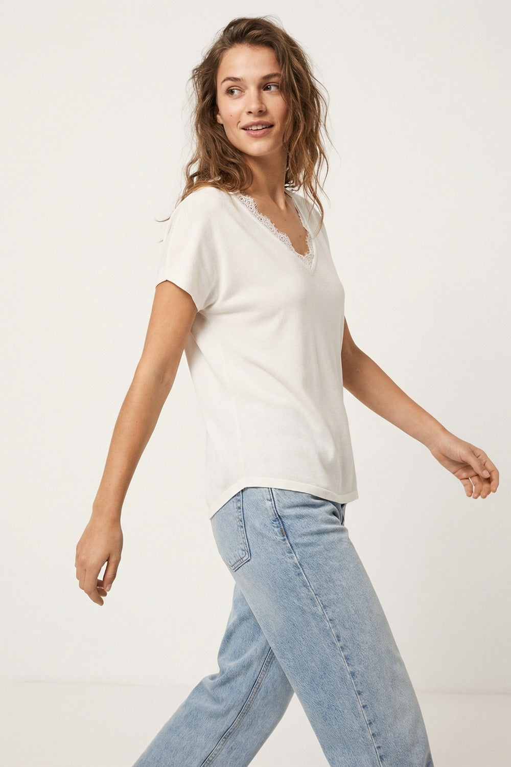 Pull en maille fine et douce avec col en V et bordures en dentelle en blanc