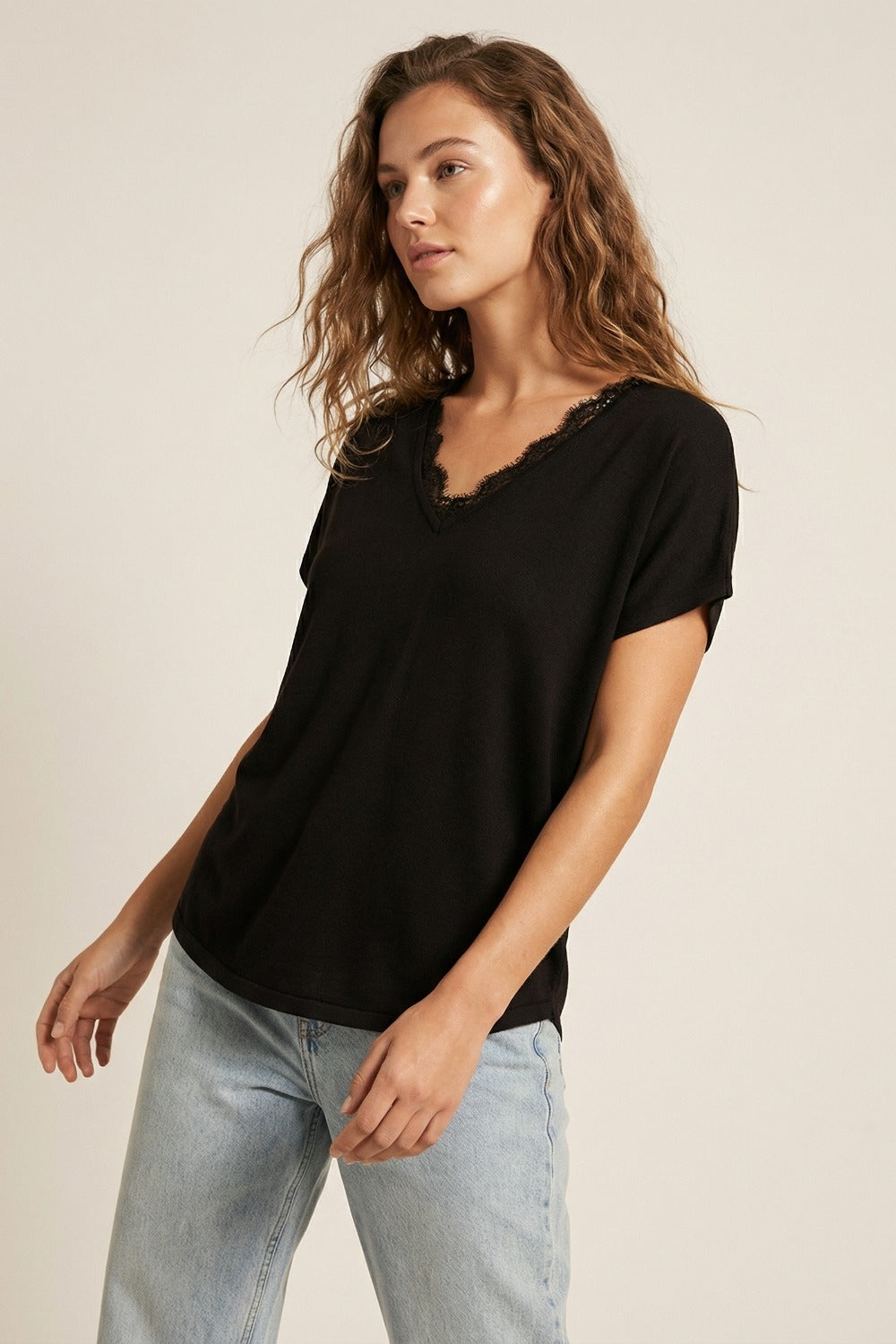 Pull en maille fine et douce avec col en V et bordures en dentelle en marron