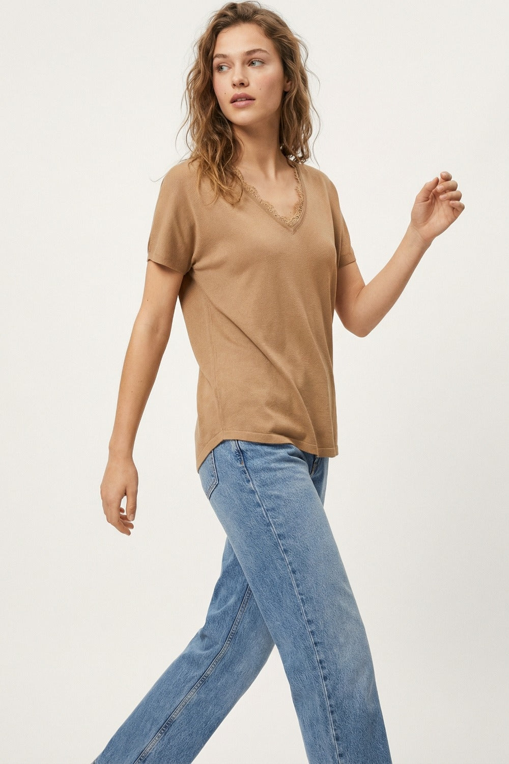 Pull en maille fine et douce avec col en V et bordures en dentelle en camel