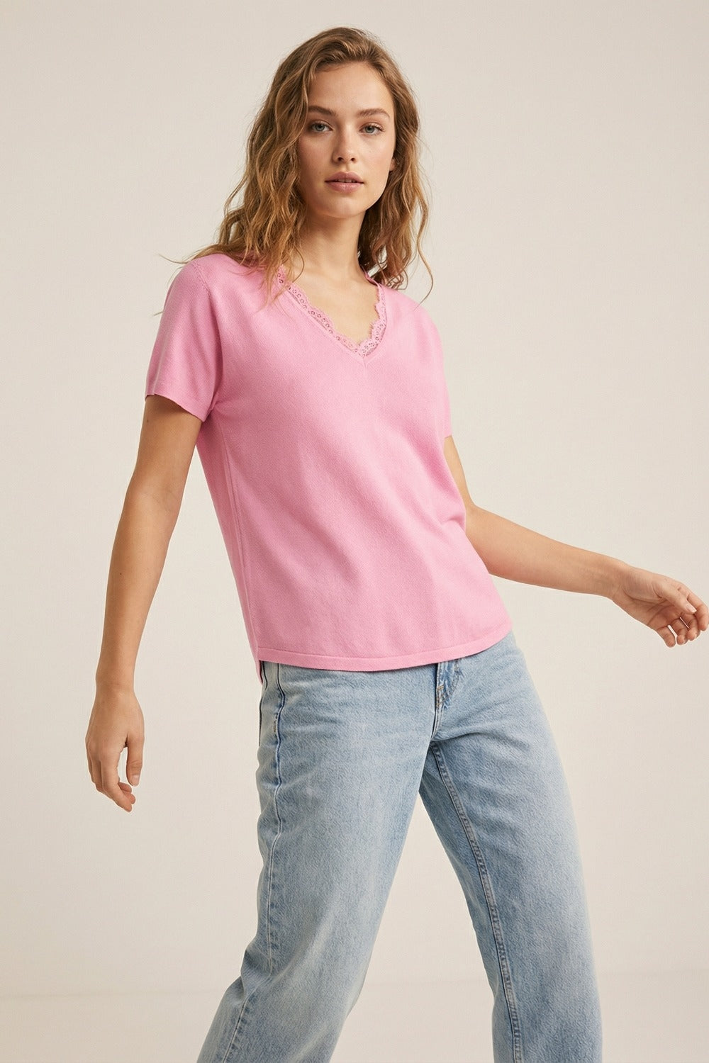 Pull en maille fine et douce avec col en V et bordures en dentelle en rose