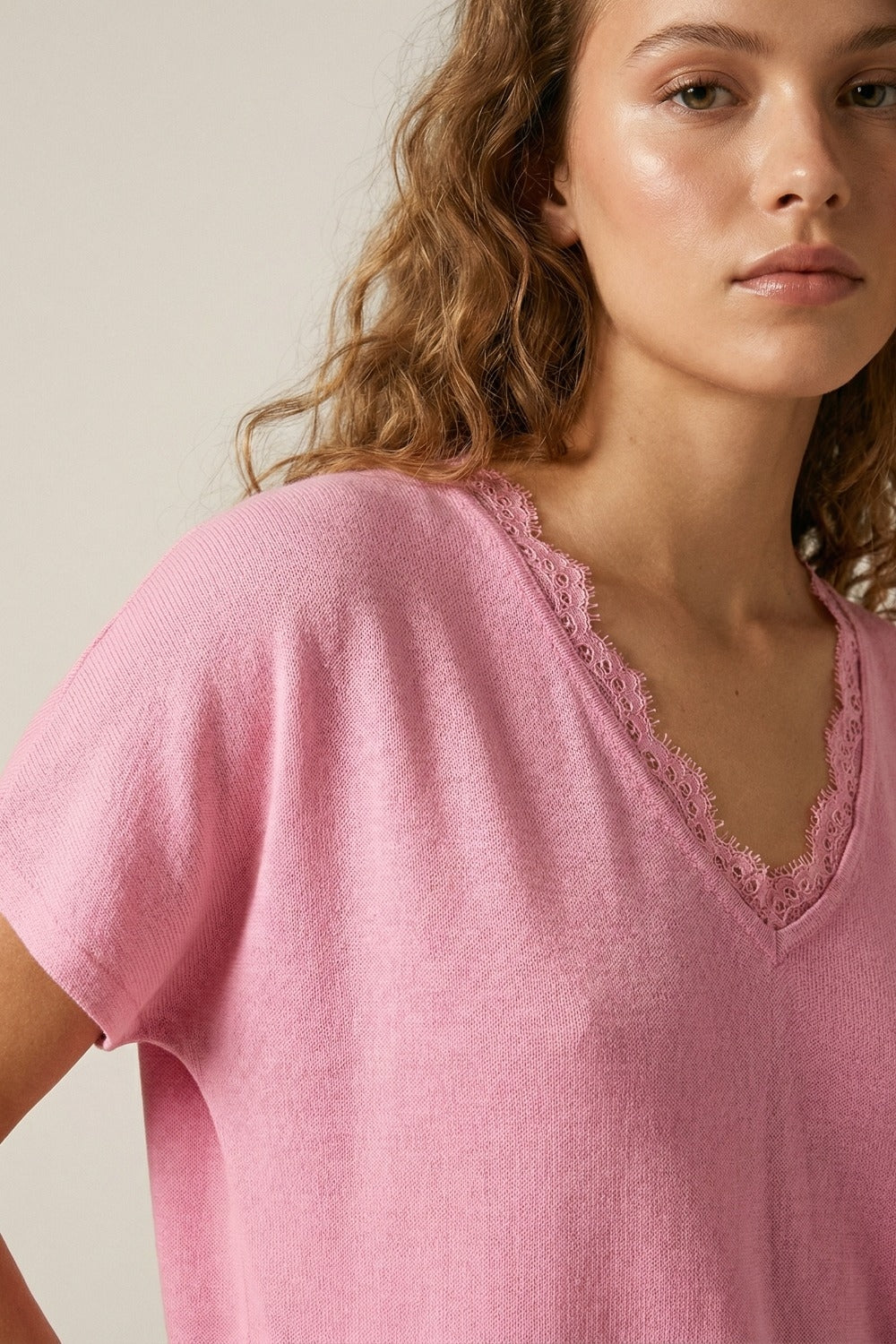 Pull en maille fine et douce avec col en V et bordures en dentelle en rose