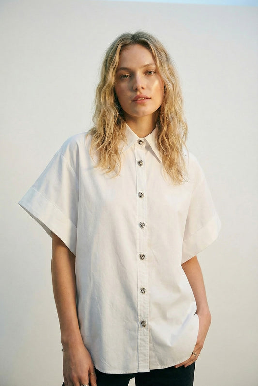 Chemise kimono blanche à manches courtes avec boutons argentés