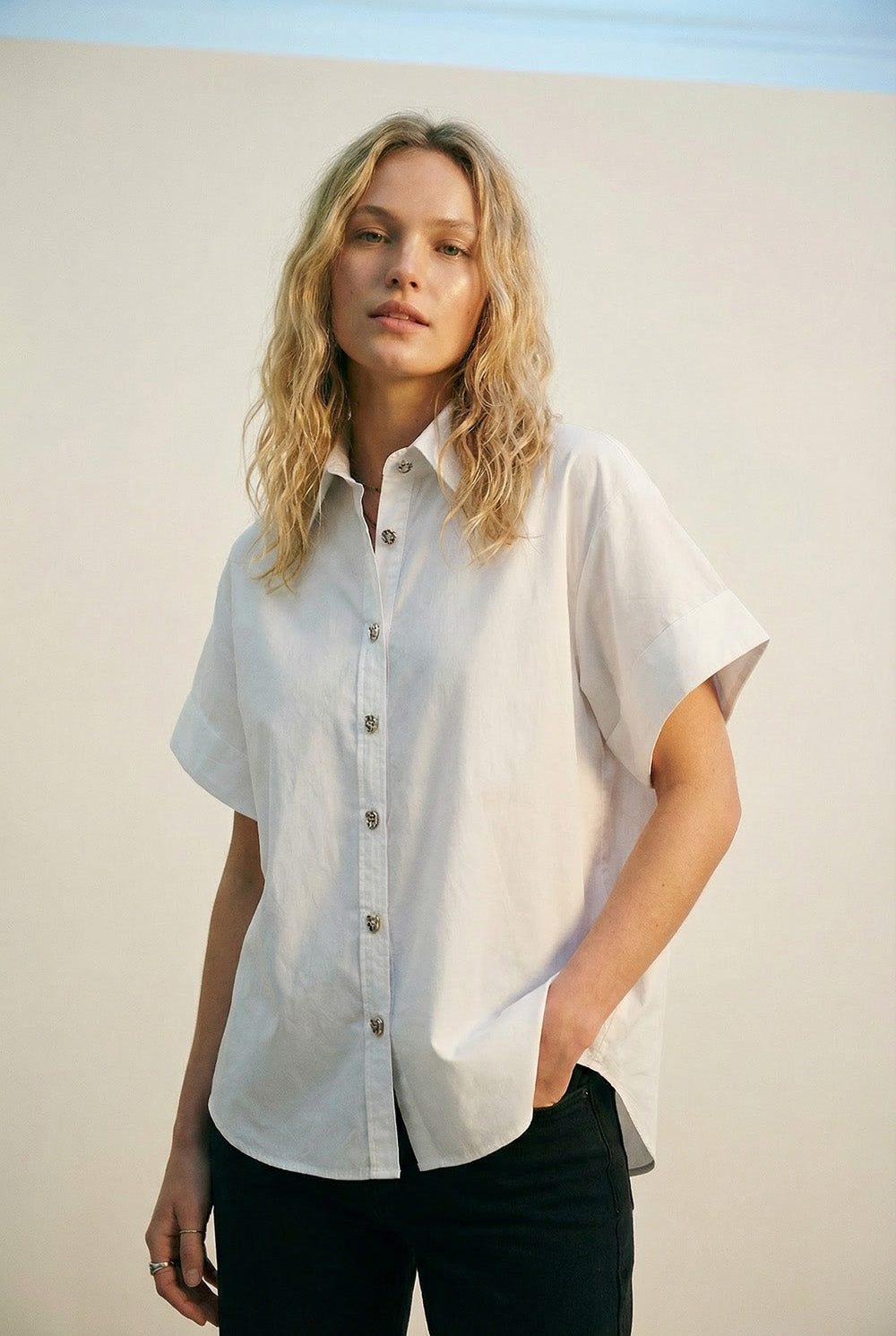 Chemise kimono blanche à manches courtes avec boutons argentés