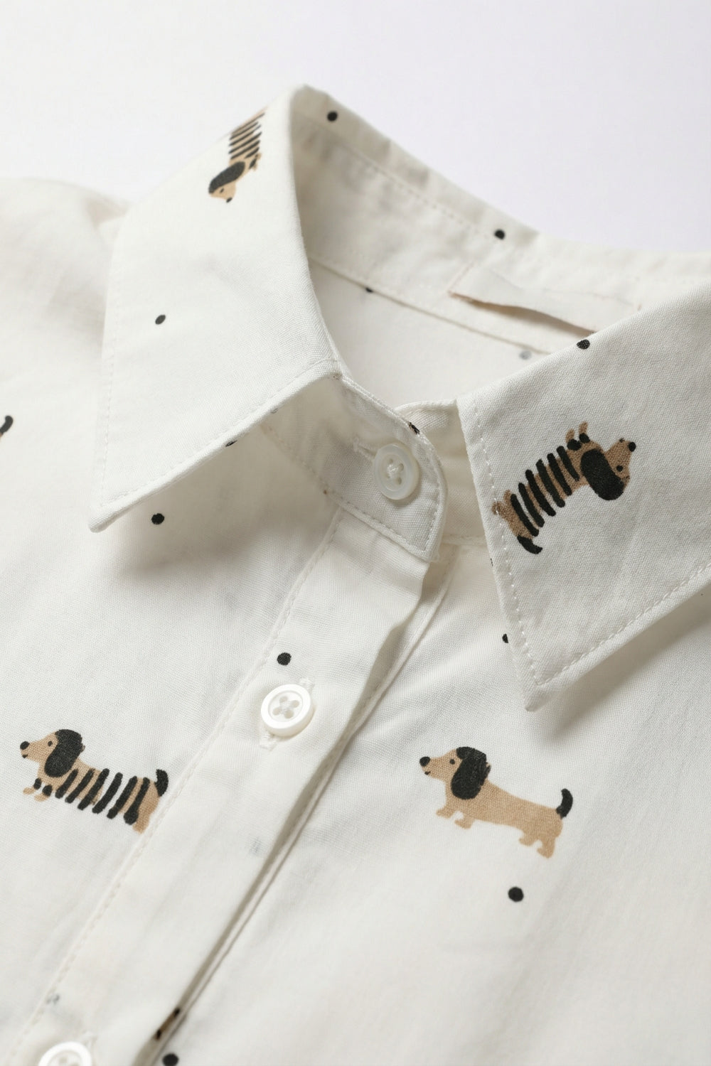 Chemise boutonnée blanche à imprimé chien joueur
