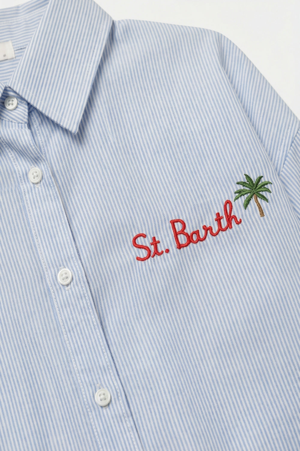 Chemise rayée bleu clair à boutons avec détail brodé St Barth