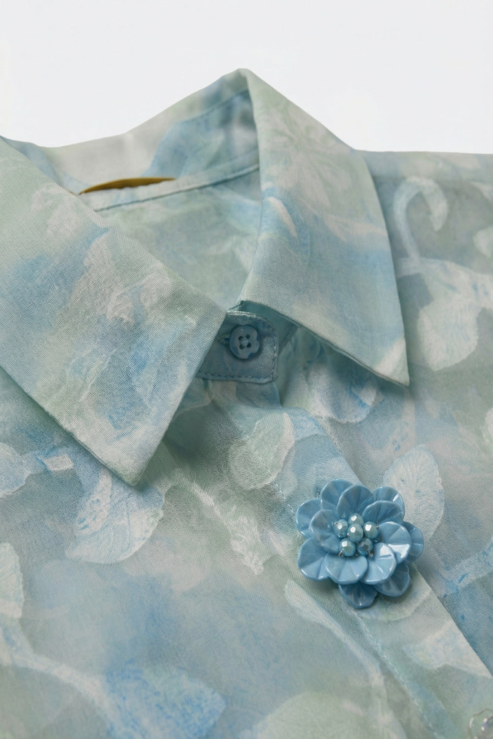 Chemise en chiffon légère à imprimé floral et boutons en bleu clair