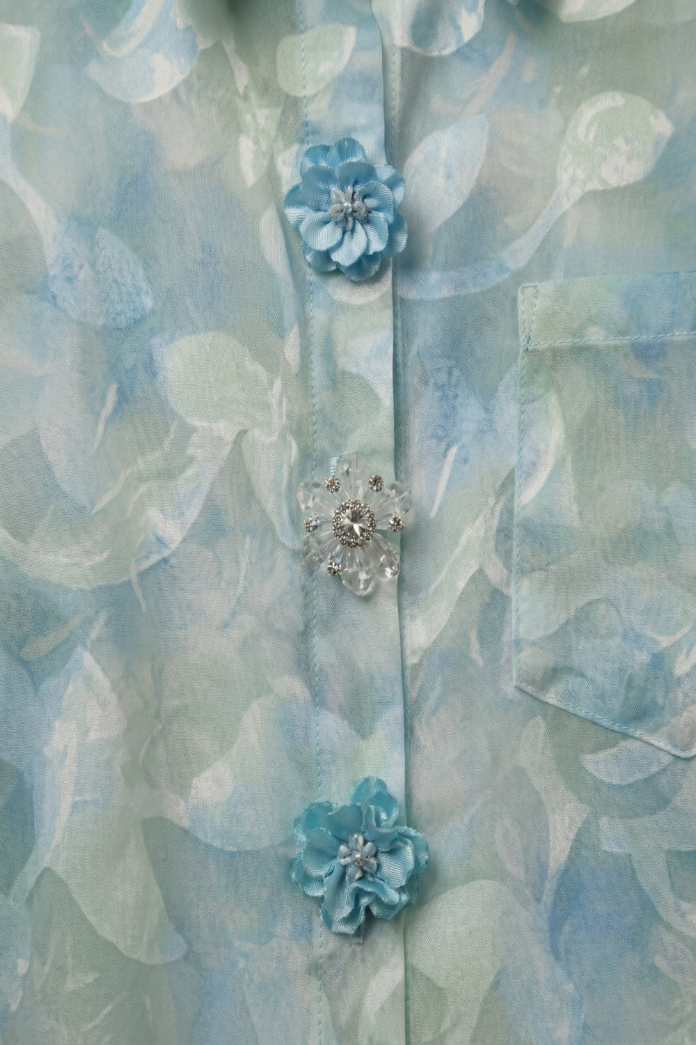 Chemise en chiffon légère à imprimé floral et boutons en bleu clair