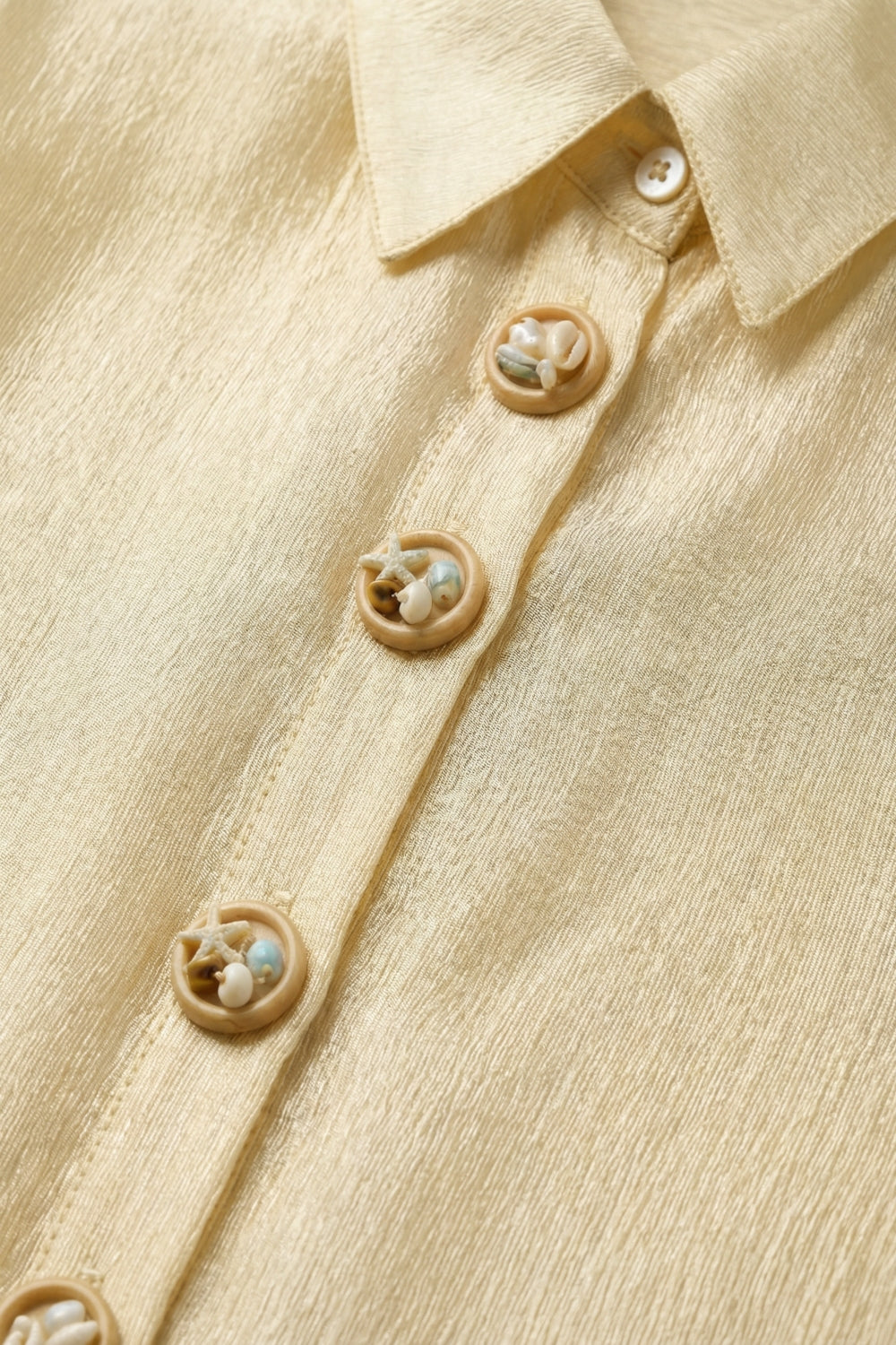 chemisier beige tissu lumineux avec boutons rétro