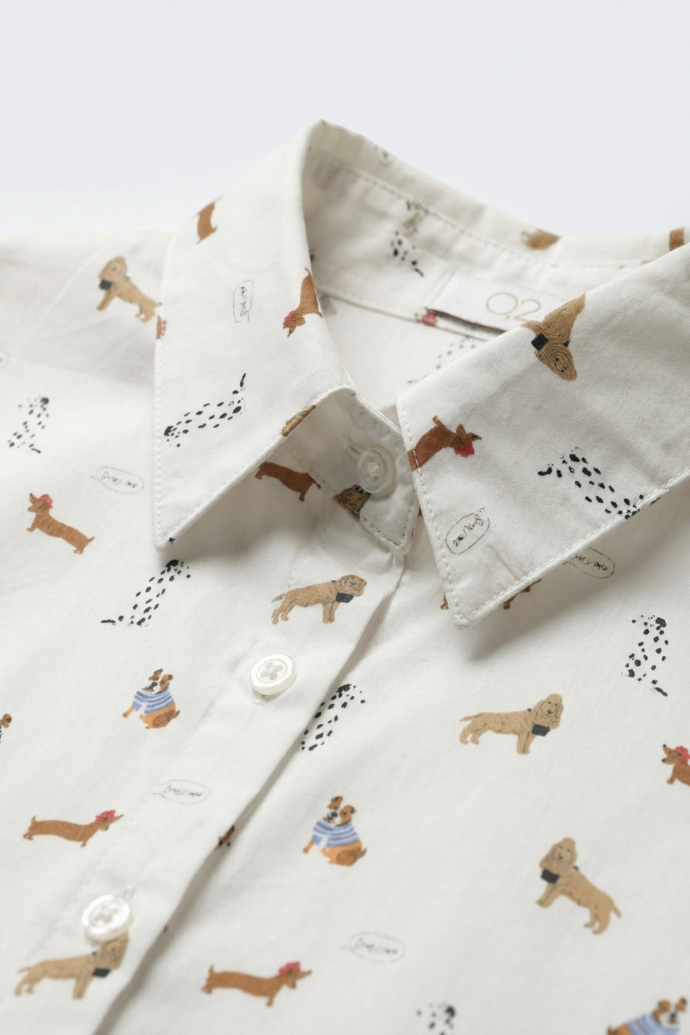 Chemise boutonnée blanche à motif d'impression de chien