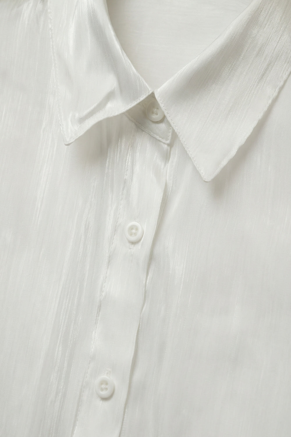 Chemise en satin blanc brillant à boutons