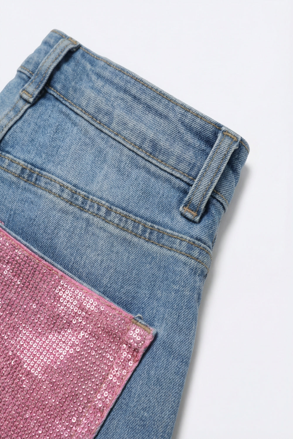 Jeans en denim bleu clair avec poches arrière roses en strass