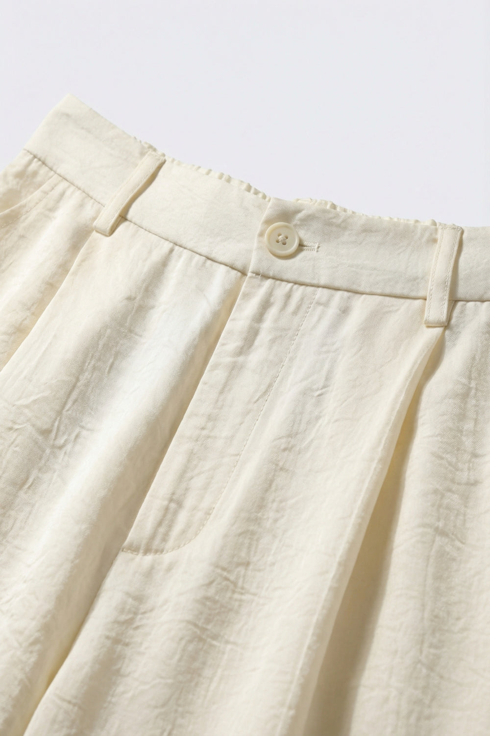 Pantalon extra-large dans un tissu léger et brillant
