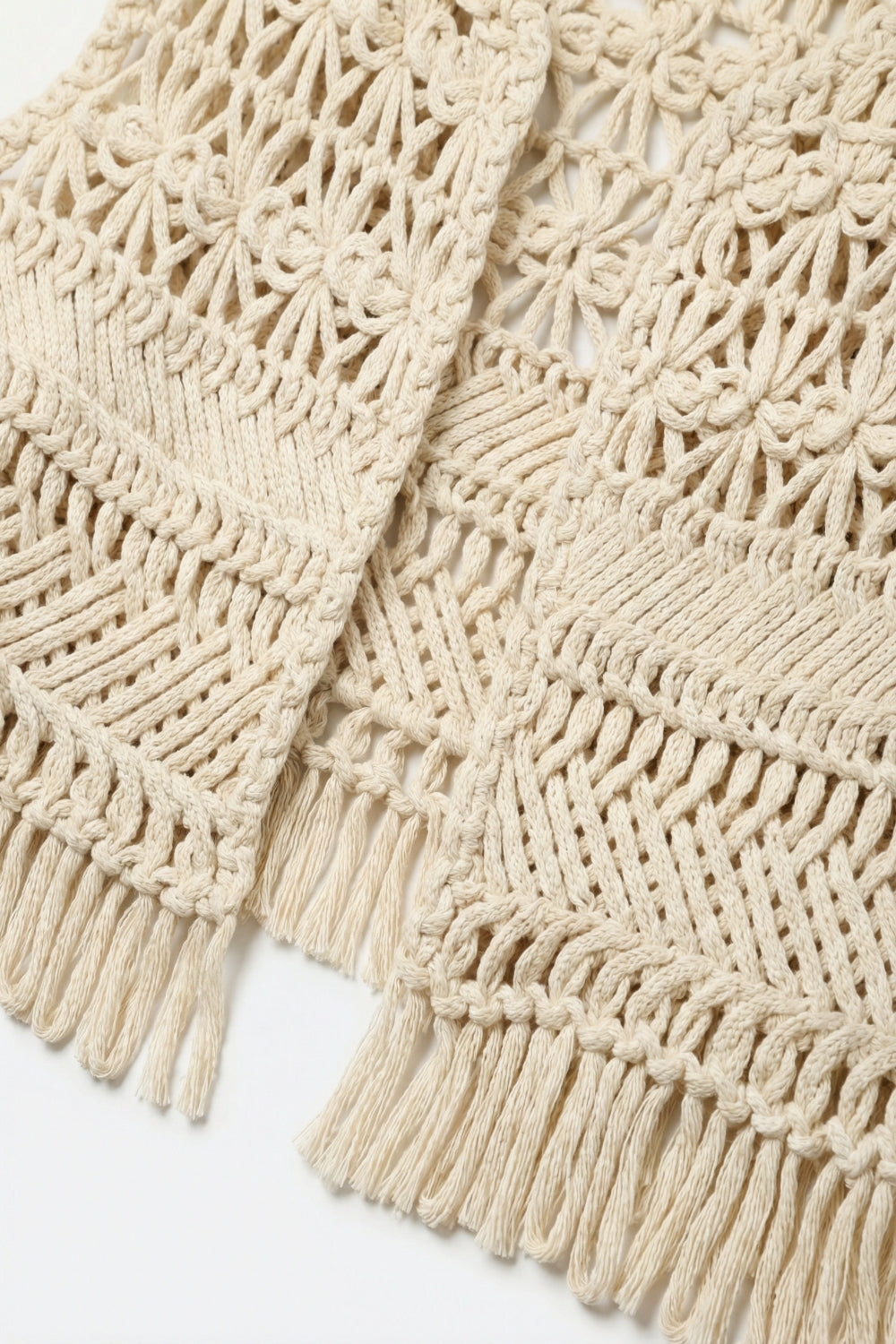 Gilet court en tricot ouvert à franges