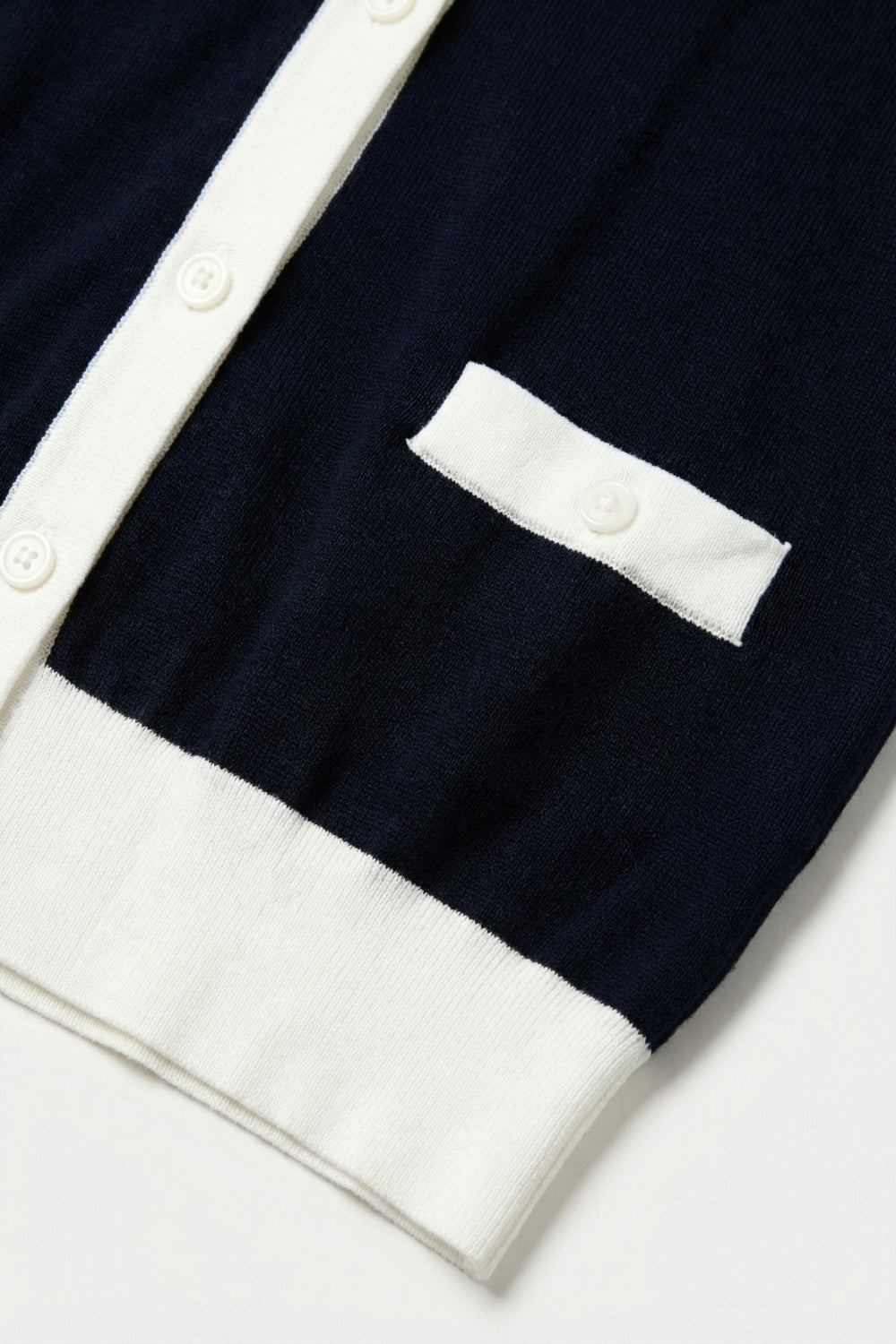 Cardigan boutonné marine avec bordures blanches