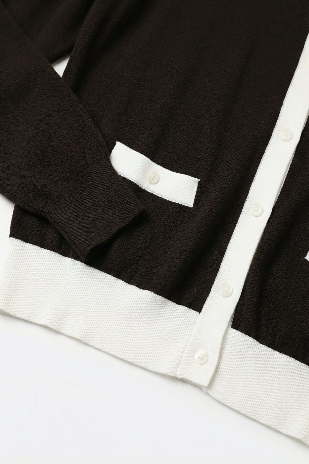 Cardigan à manches longues boutonnées à bordures contrastées marron