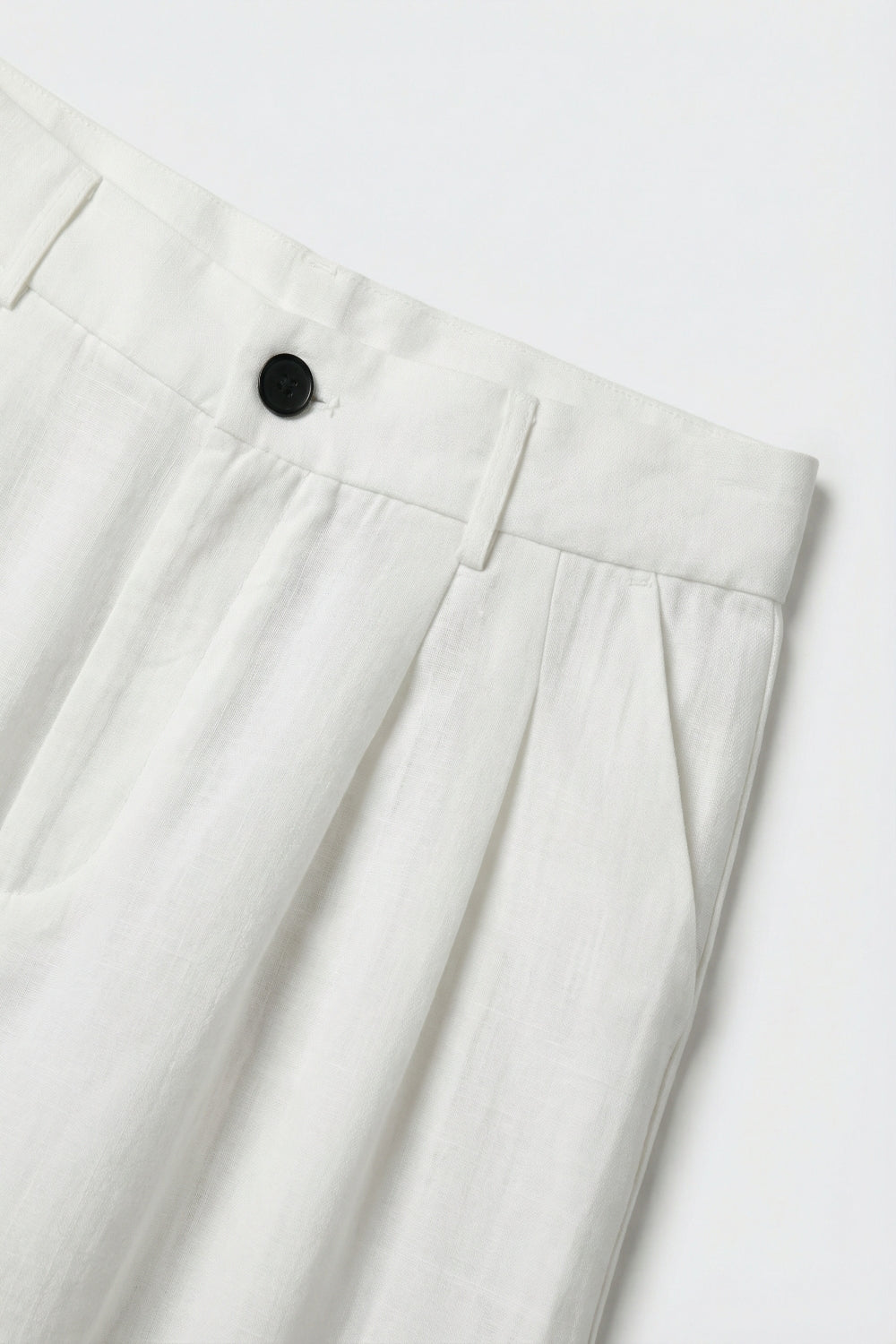 Pantalon estival blanc à jambes larges avec plis sur le devant