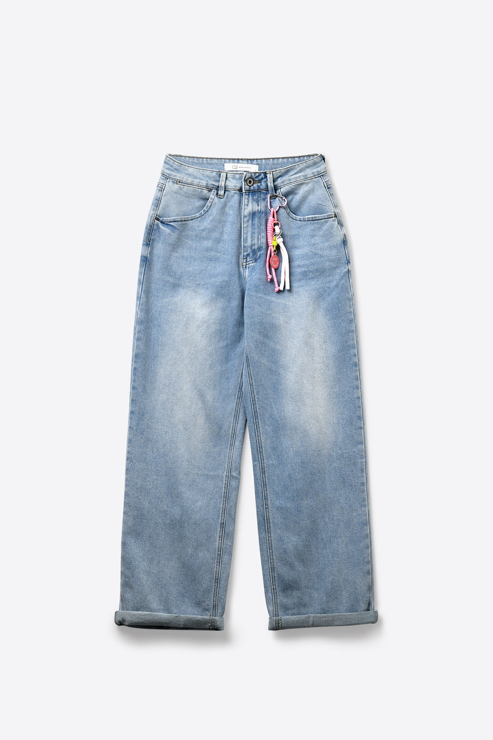 Jean en denim bleu clair à jambes larges style mom avec détail de charme