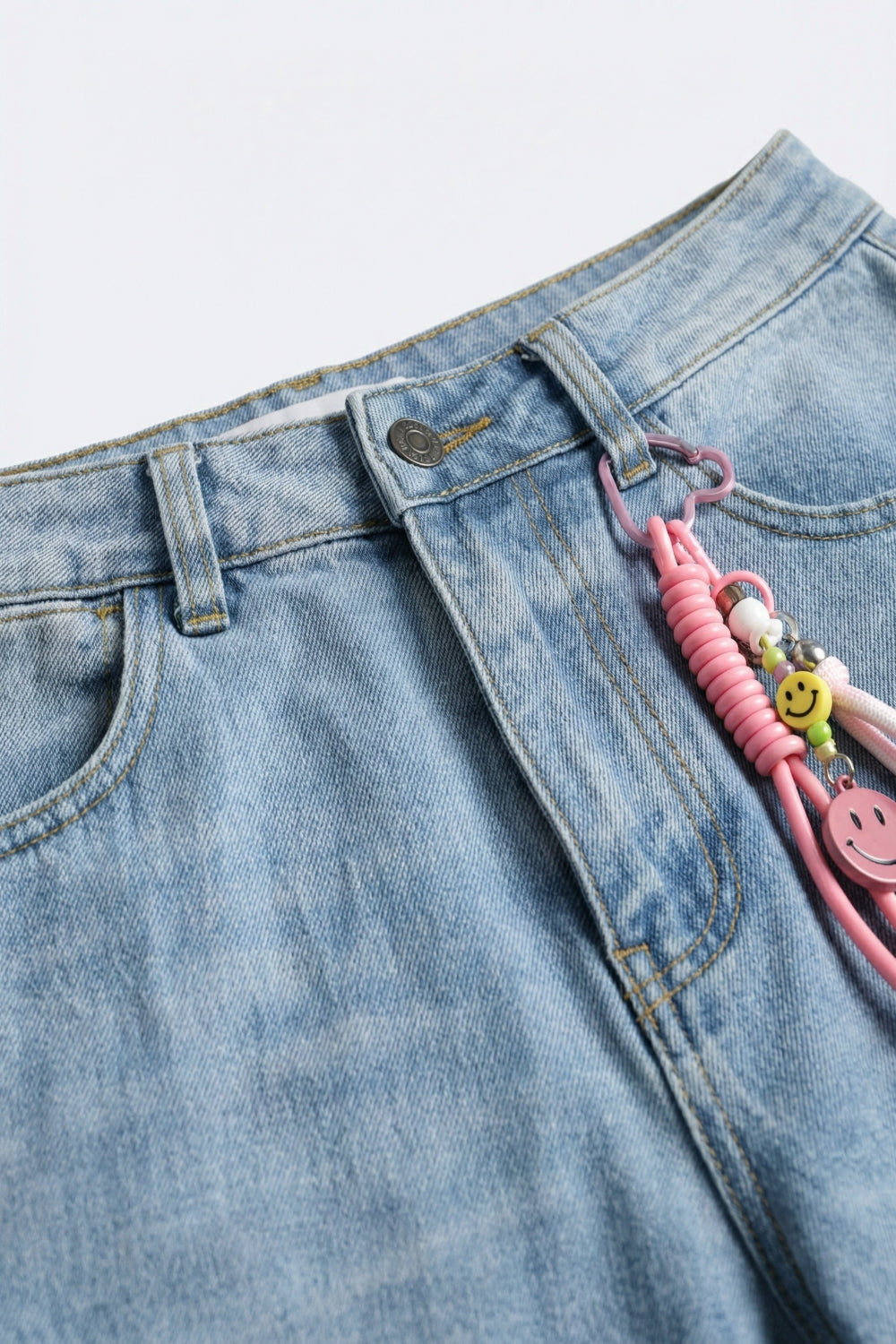 Jean en denim bleu clair à jambes larges style mom avec détail de charme