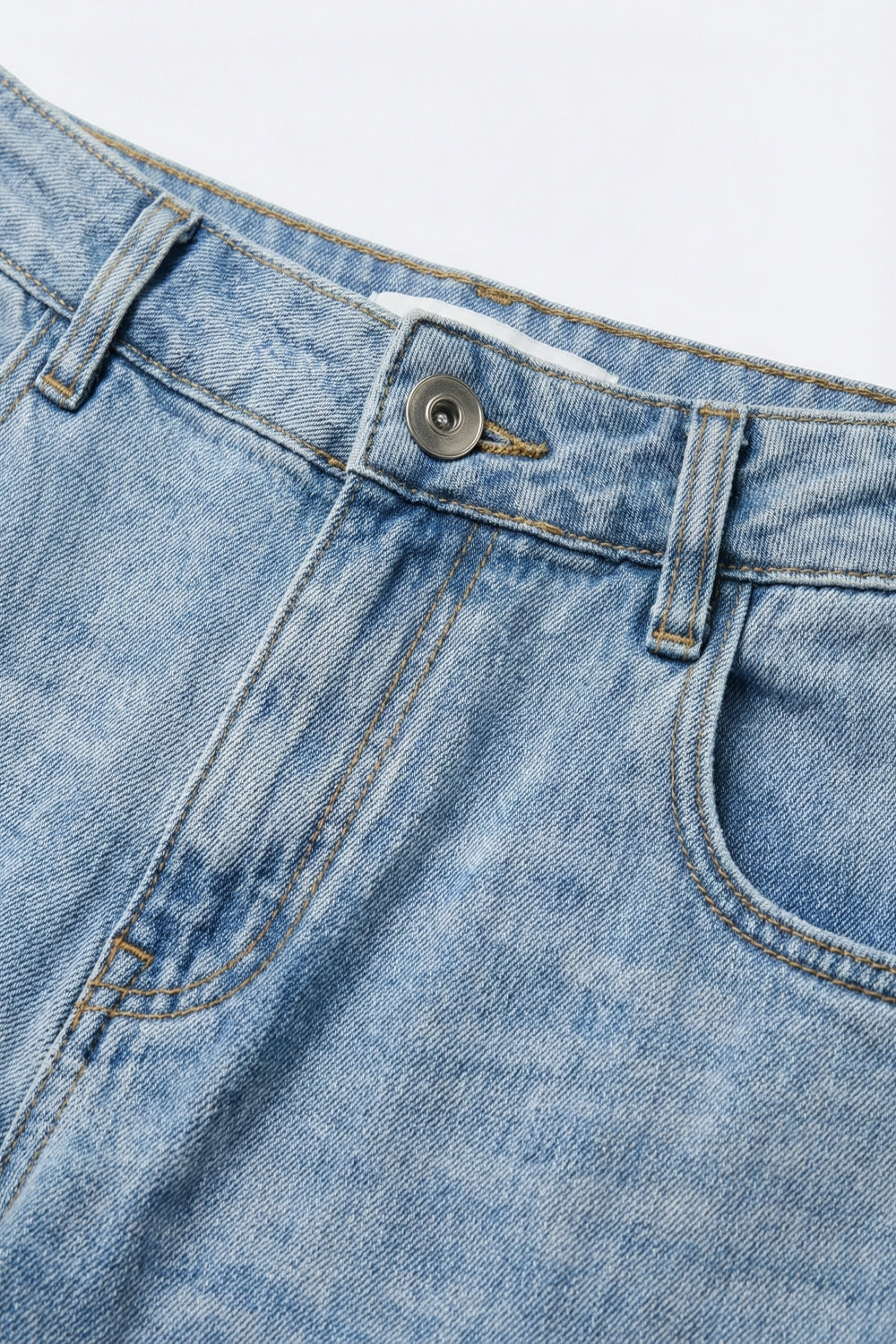 Jeans extensibles à jambe droite avec ourlet roulé en lavage léger