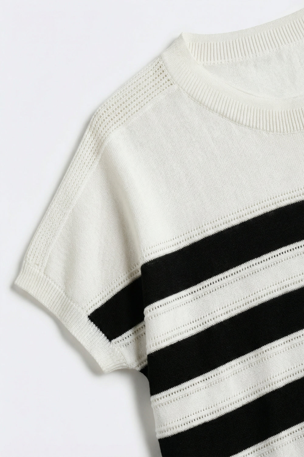 Pull en maille rayée blanc et noir à encolure bateau