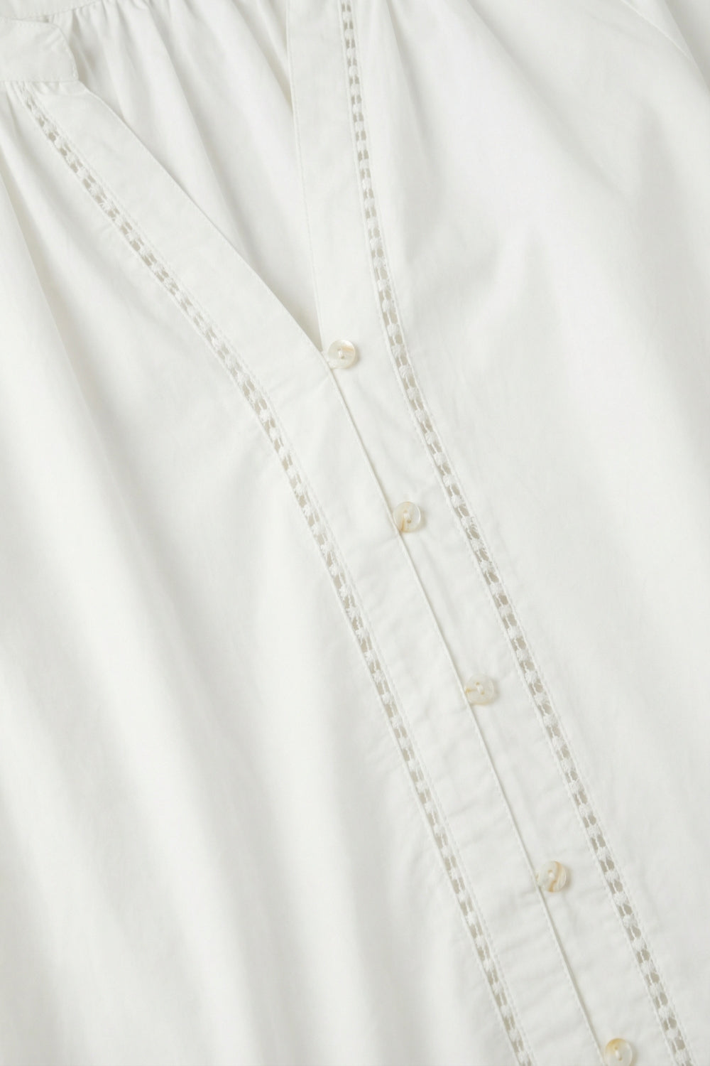 Robe paysanne en popeline de coton légère en blanc avec ourlet à volants