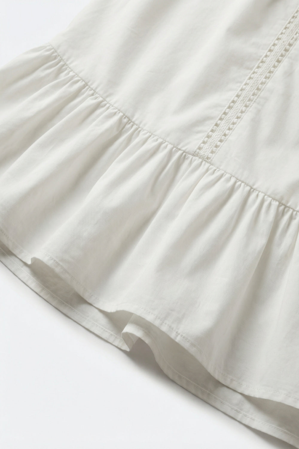 Robe paysanne en popeline de coton légère en blanc avec ourlet à volants