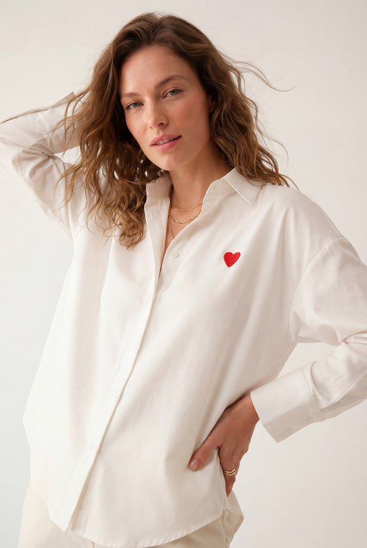 Chemise en coton Oxford blanc avec cœur brodé rouge