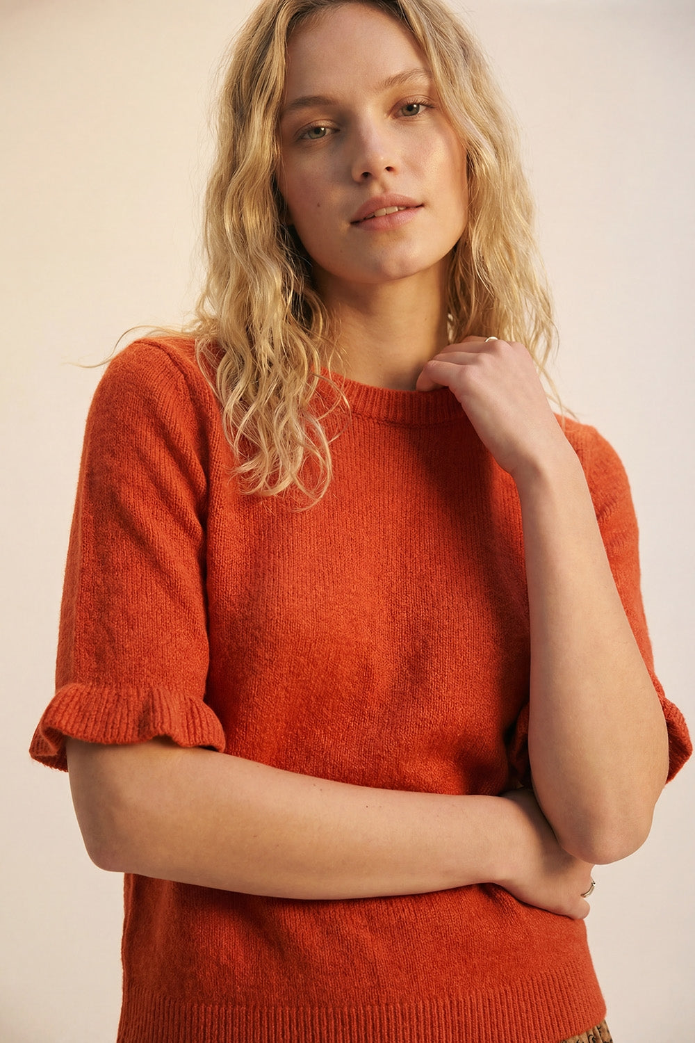 Pull en tricot doux et moelleux orange avec manches à volants