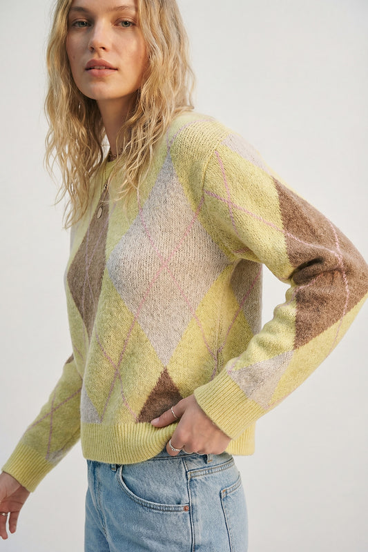 Pull en maille douce et duveteuse à motif losanges jaune et camel