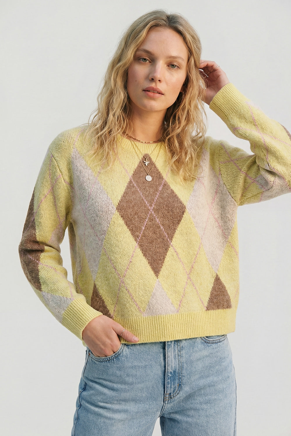 Pull en maille douce et duveteuse à motif losanges jaune et camel