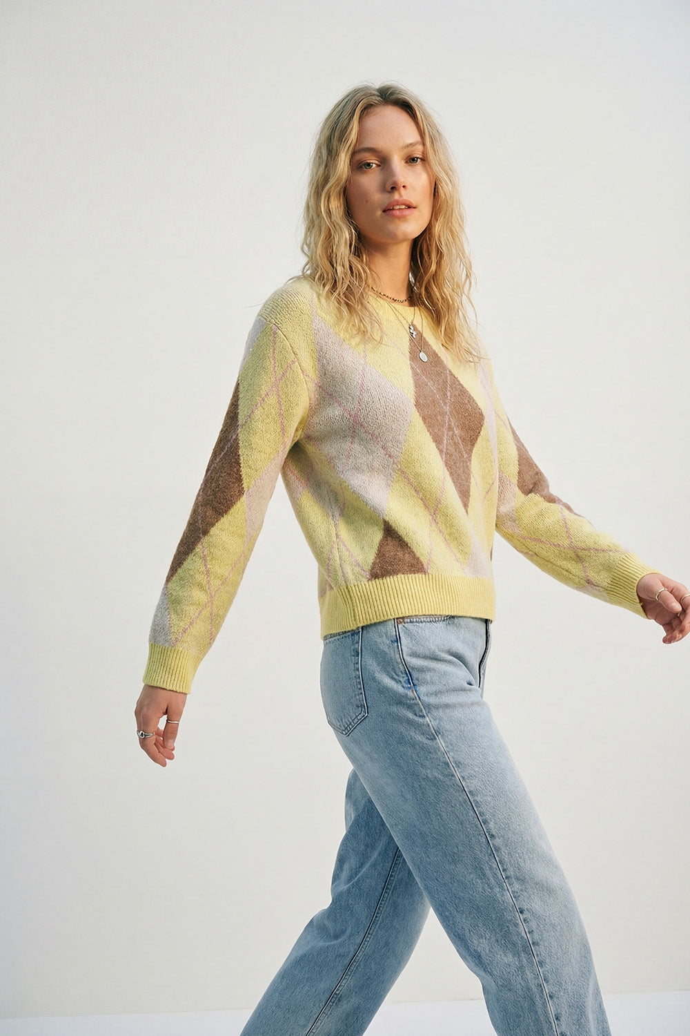 Pull en maille douce et duveteuse à motif losanges jaune et camel