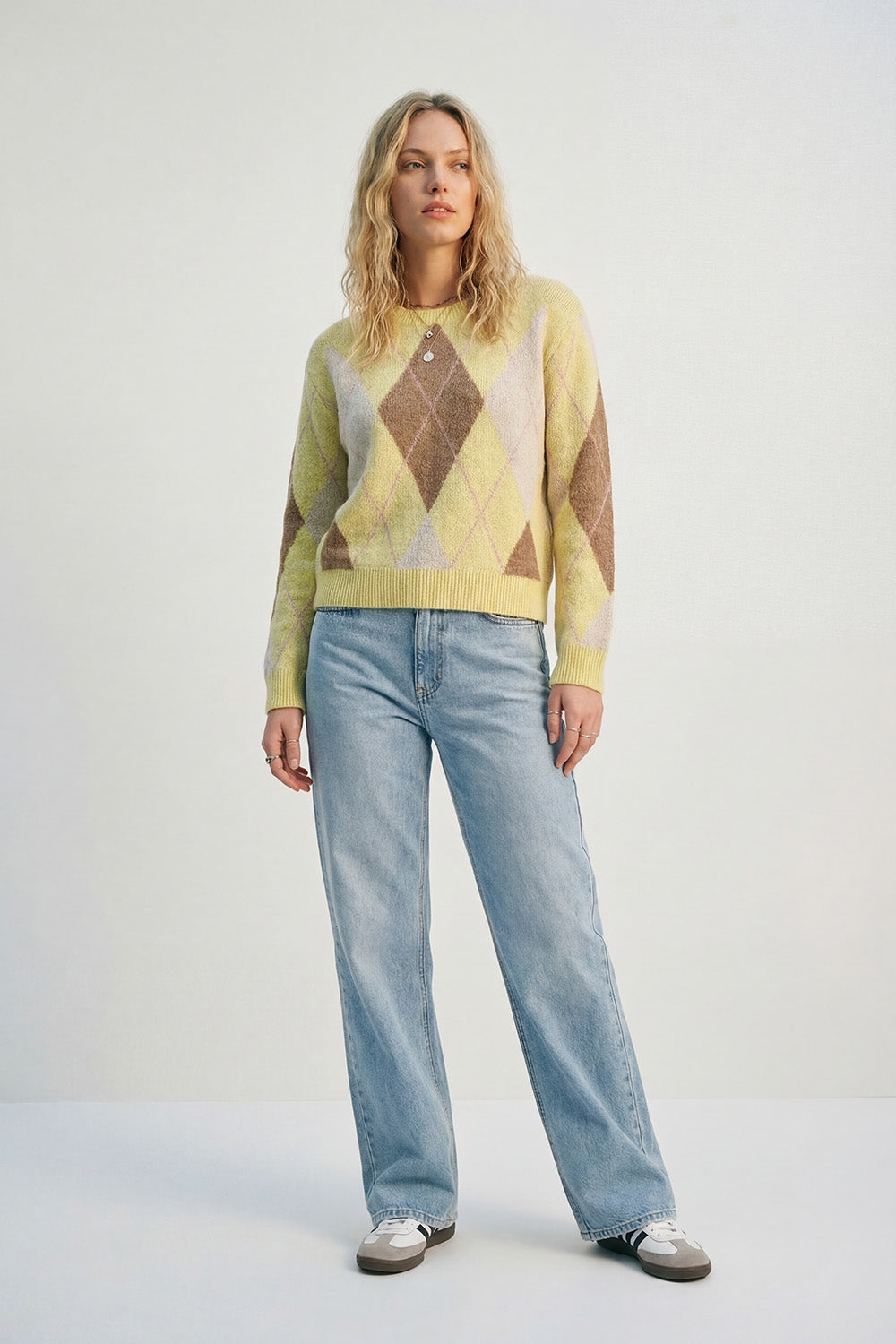 Pull en maille douce et duveteuse à motif losanges jaune et camel