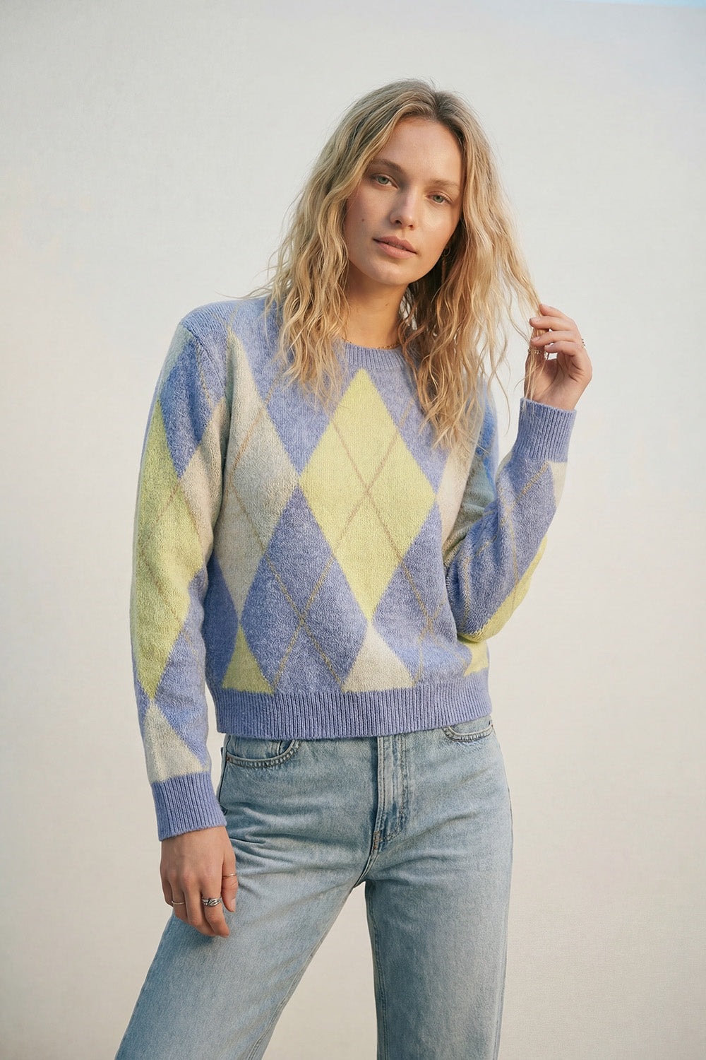 Pull bleu et jaune à motifs de losanges en maille douce et moelleuse