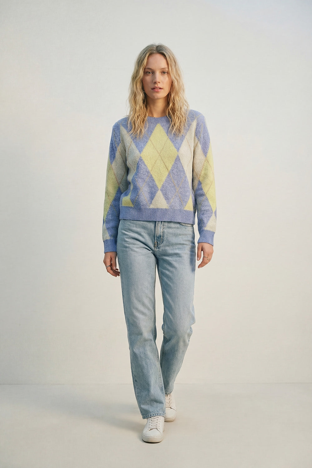 Pull bleu et jaune à motifs de losanges en maille douce et moelleuse