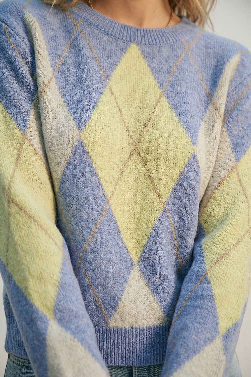 Pull bleu et jaune à motifs de losanges en maille douce et moelleuse