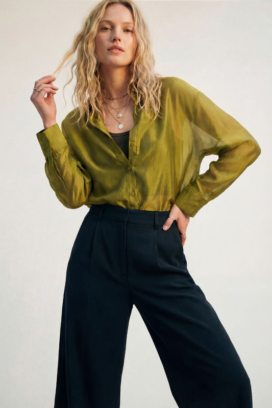 Chemise en satin brillant à coupe décontractée de couleur olive