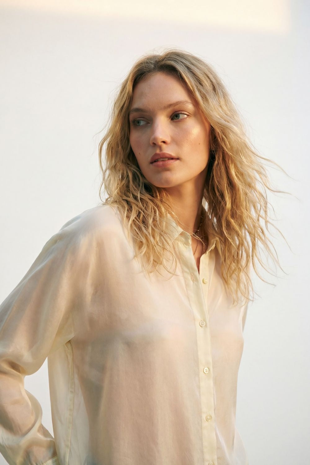 Chemise en satin brillant à coupe décontractée de couleur blanche