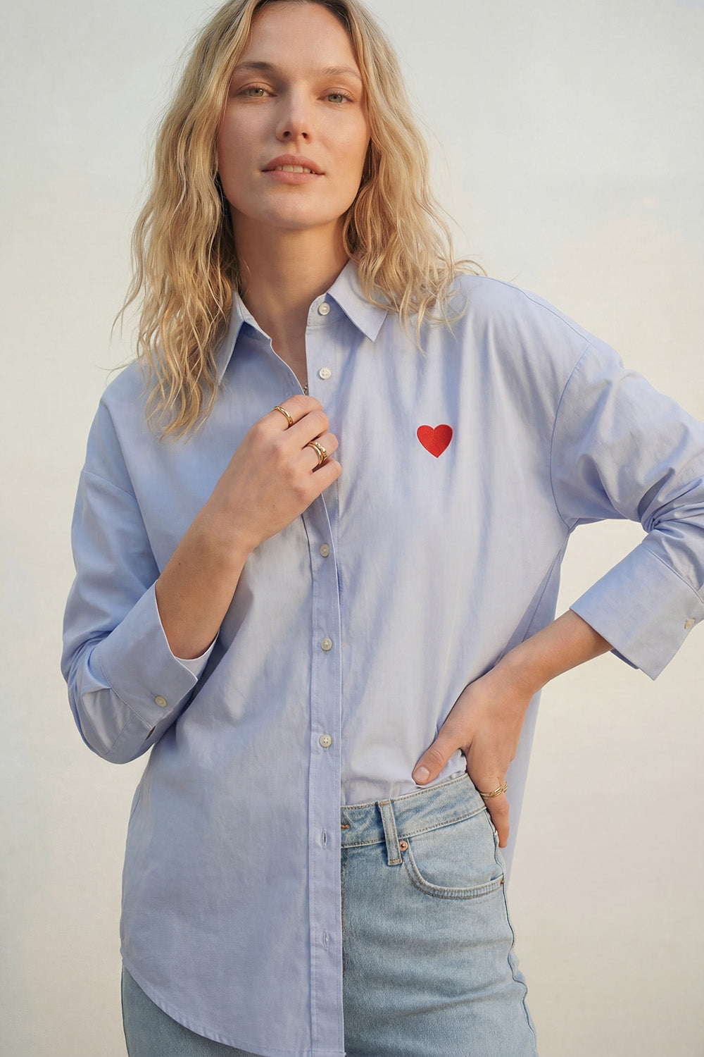 Chemise en coton Oxford bleu avec cœur brodé rouge