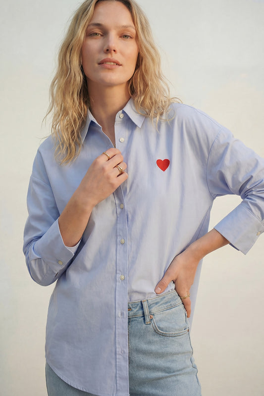 Chemise en coton Oxford bleu avec cœur brodé rouge